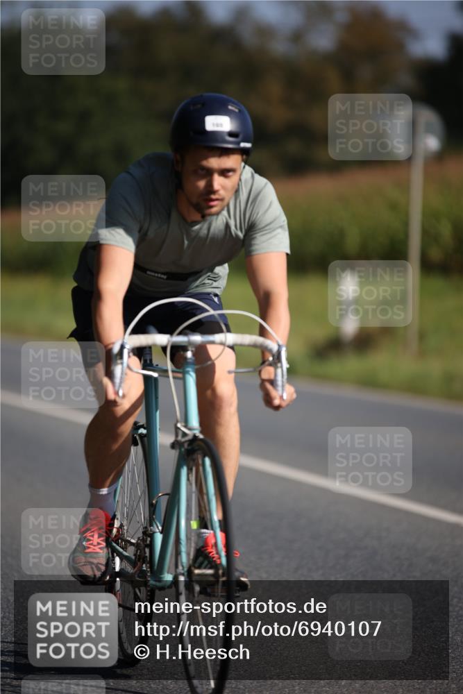 01.09.2024 - 17. Tribühne Triathlon H.Heesch http://msf.ph/oto/6940107 01.09.2024 10:35:06 Radfahren 168, 169 meine-sportfotos.de