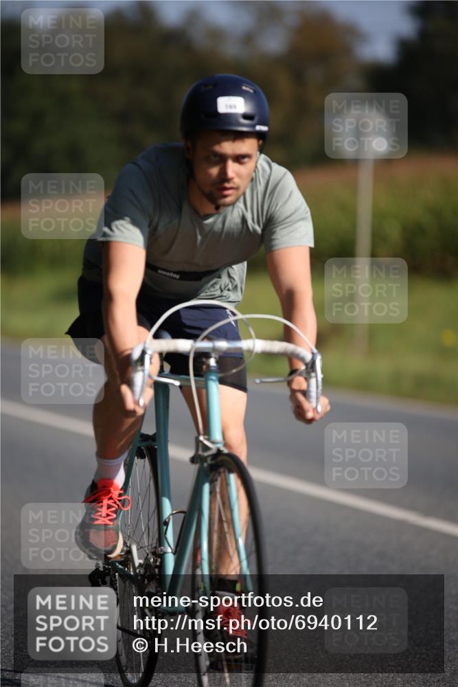01.09.2024 - 17. Tribühne Triathlon H.Heesch http://msf.ph/oto/6940112 01.09.2024 10:35:06 Radfahren 168, 169 meine-sportfotos.de