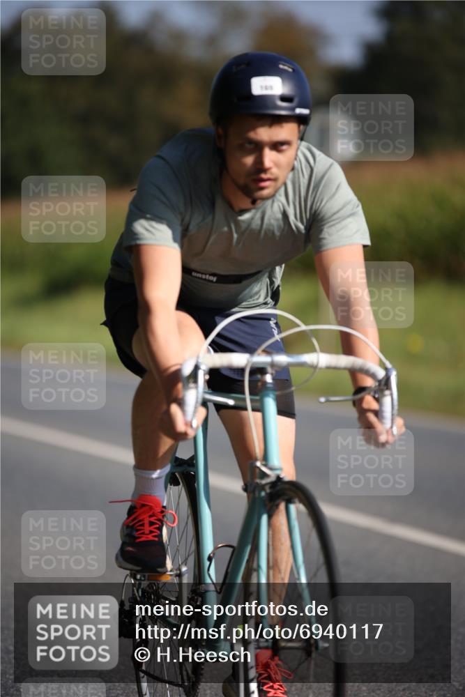 01.09.2024 - 17. Tribühne Triathlon H.Heesch http://msf.ph/oto/6940117 01.09.2024 10:35:06 Radfahren 168, 169 meine-sportfotos.de