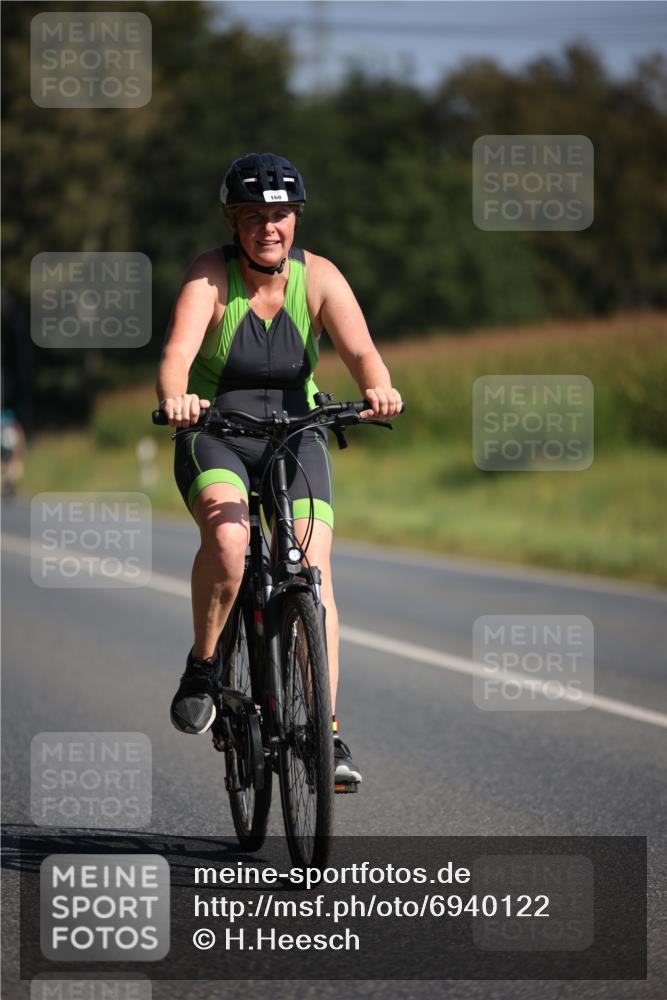 01.09.2024 - 17. Tribühne Triathlon H.Heesch http://msf.ph/oto/6940122 01.09.2024 10:35:07 Radfahren 168, 169 meine-sportfotos.de