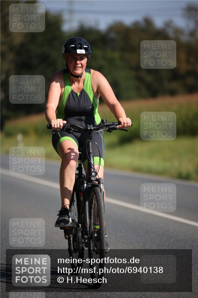 01.09.2024 - 17. Tribühne Triathlon H.Heesch http://msf.ph/oto/6940138 01.09.2024 10:35:07 Radfahren 168, 169 meine-sportfotos.de