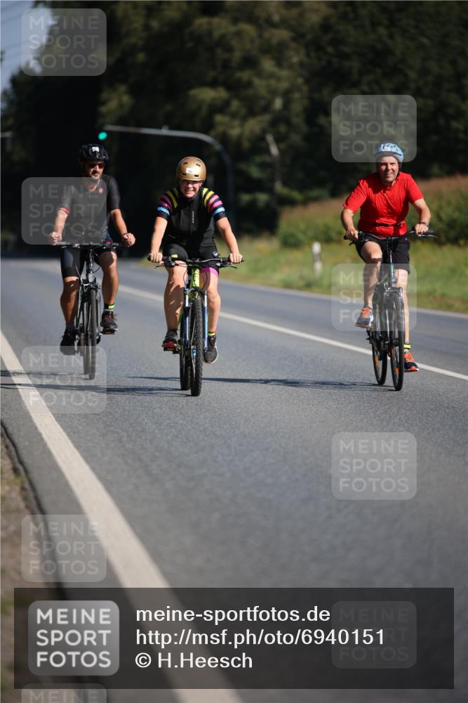 01.09.2024 - 17. Tribühne Triathlon H.Heesch http://msf.ph/oto/6940151 01.09.2024 10:35:21 Radfahren 142, 165, 166 meine-sportfotos.de