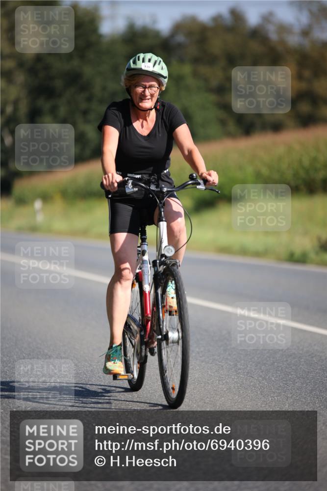 01.09.2024 - 17. Tribühne Triathlon H.Heesch http://msf.ph/oto/6940396 01.09.2024 10:36:23 Radfahren 139, 262 meine-sportfotos.de