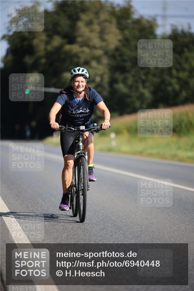 01.09.2024 - 17. Tribühne Triathlon H.Heesch http://msf.ph/oto/6940448 01.09.2024 10:37:09 Radfahren 235, 1068 meine-sportfotos.de