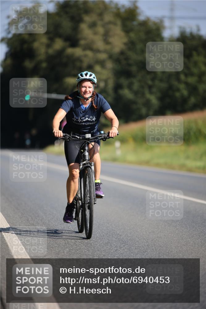 01.09.2024 - 17. Tribühne Triathlon H.Heesch http://msf.ph/oto/6940453 01.09.2024 10:37:09 Radfahren 235, 1068 meine-sportfotos.de