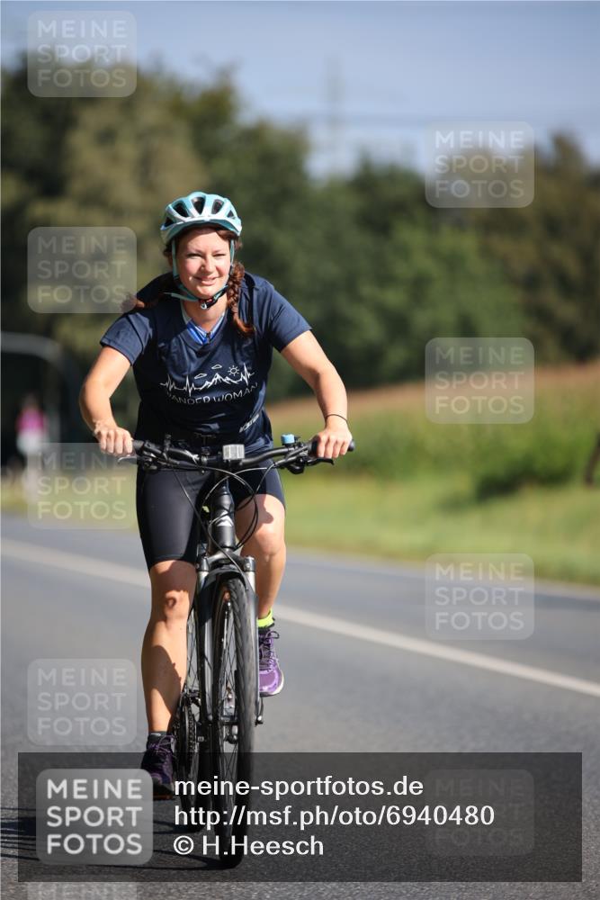 01.09.2024 - 17. Tribühne Triathlon H.Heesch http://msf.ph/oto/6940480 01.09.2024 10:37:10 Radfahren 235, 1068 meine-sportfotos.de
