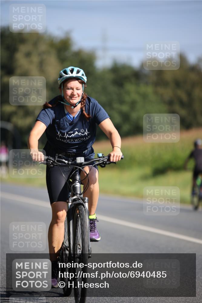 01.09.2024 - 17. Tribühne Triathlon H.Heesch http://msf.ph/oto/6940485 01.09.2024 10:37:10 Radfahren 235, 1068 meine-sportfotos.de