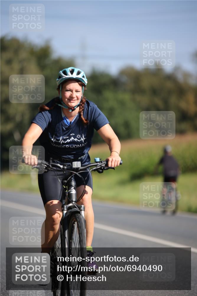 01.09.2024 - 17. Tribühne Triathlon H.Heesch http://msf.ph/oto/6940490 01.09.2024 10:37:10 Radfahren 235, 1068 meine-sportfotos.de