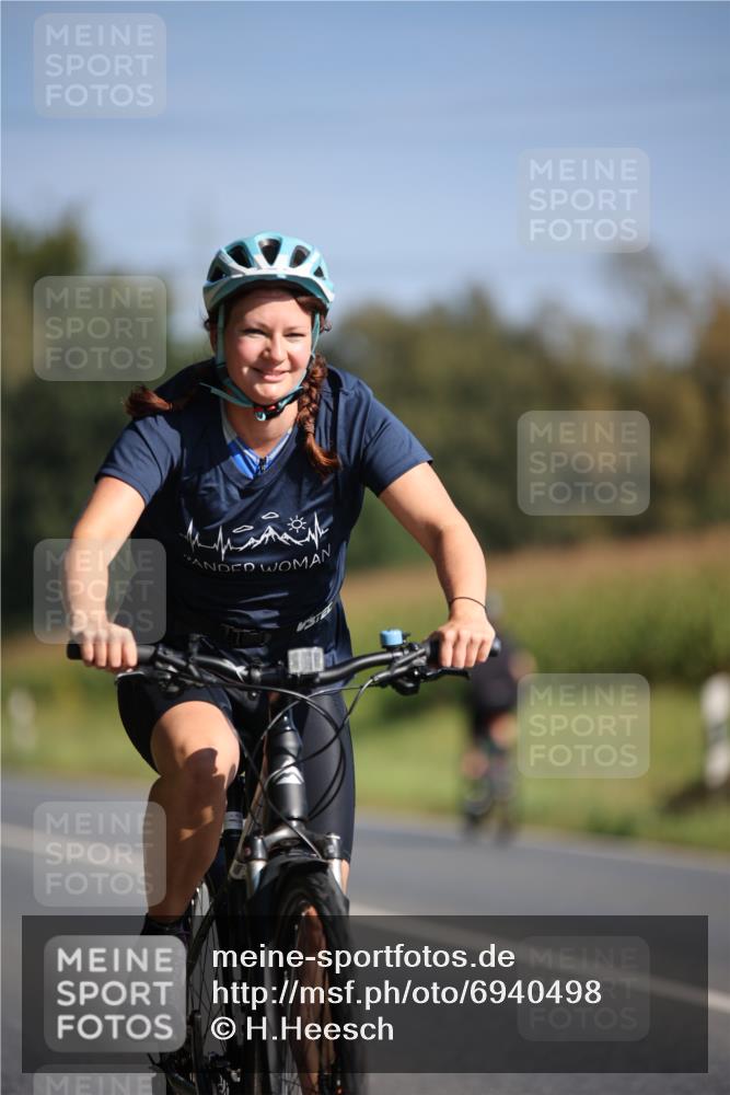 01.09.2024 - 17. Tribühne Triathlon H.Heesch http://msf.ph/oto/6940498 01.09.2024 10:37:10 Radfahren 235, 1068 meine-sportfotos.de