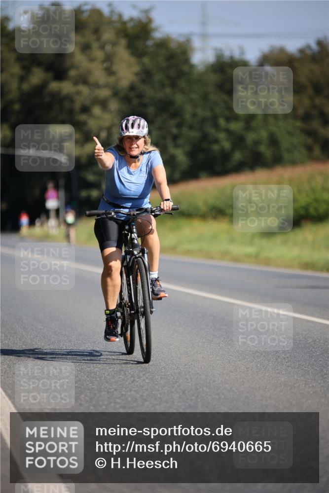 01.09.2024 - 17. Tribühne Triathlon H.Heesch http://msf.ph/oto/6940665 01.09.2024 10:40:51 Radfahren 138 meine-sportfotos.de