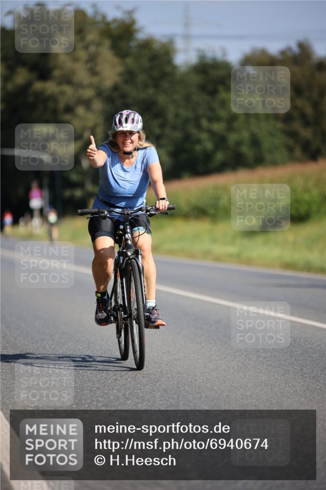 01.09.2024 - 17. Tribühne Triathlon H.Heesch http://msf.ph/oto/6940674 01.09.2024 10:40:51 Radfahren 138 meine-sportfotos.de