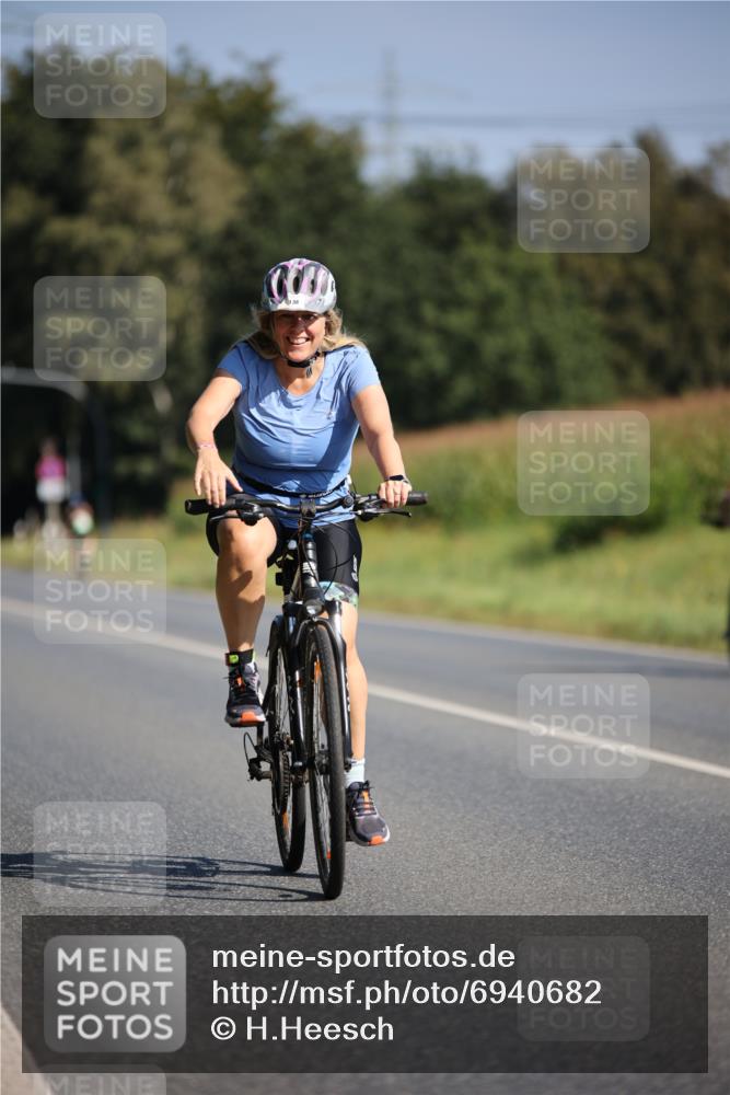 01.09.2024 - 17. Tribühne Triathlon H.Heesch http://msf.ph/oto/6940682 01.09.2024 10:40:52 Radfahren 138 meine-sportfotos.de