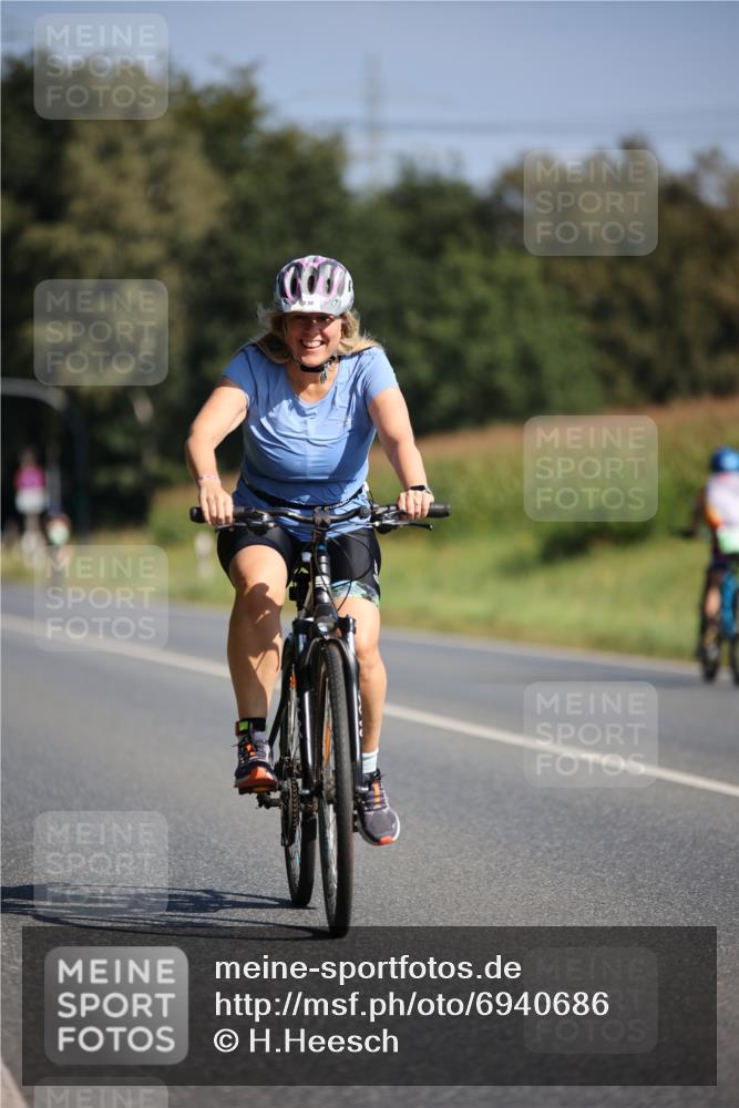 01.09.2024 - 17. Tribühne Triathlon H.Heesch http://msf.ph/oto/6940686 01.09.2024 10:40:52 Radfahren 138 meine-sportfotos.de