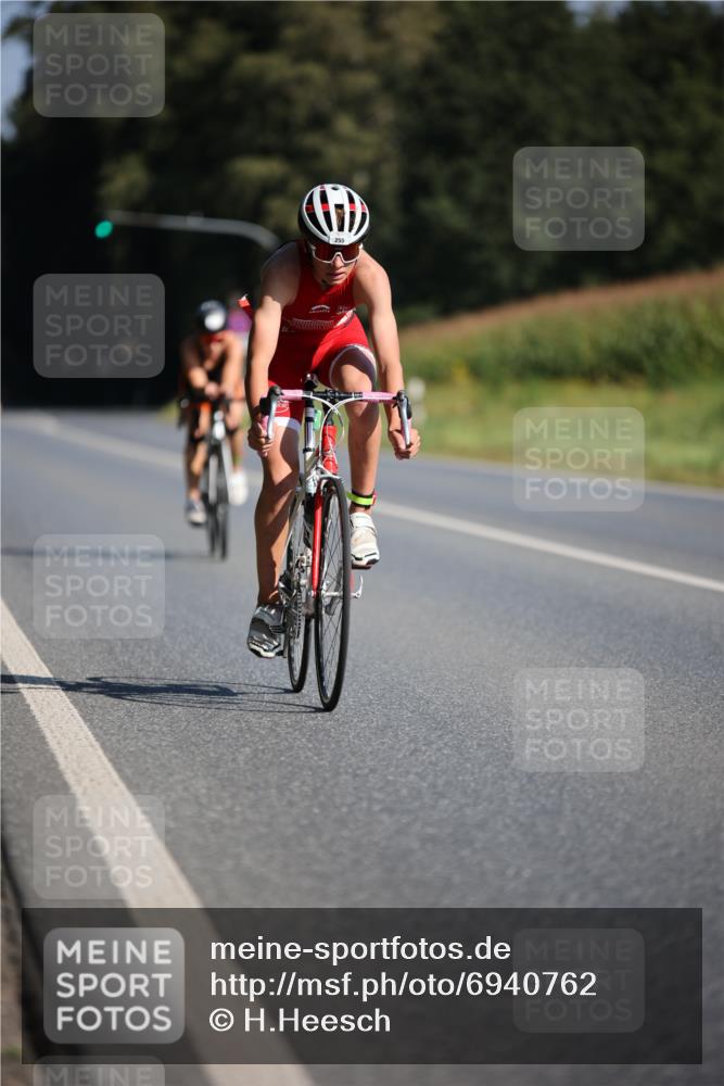 01.09.2024 - 17. Tribühne Triathlon H.Heesch http://msf.ph/oto/6940762 01.09.2024 10:41:50 Radfahren 255, 268, 285 meine-sportfotos.de