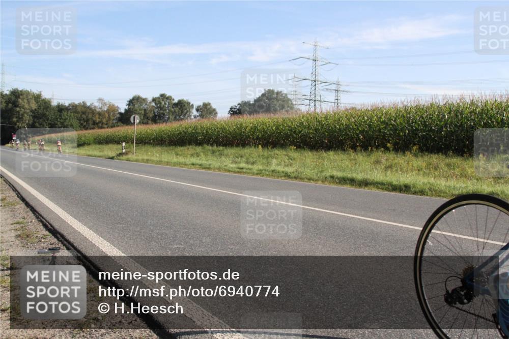 01.09.2024 - 17. Tribühne Triathlon H.Heesch http://msf.ph/oto/6940774 01.09.2024 09:37:29 Radfahren 72, 89 meine-sportfotos.de