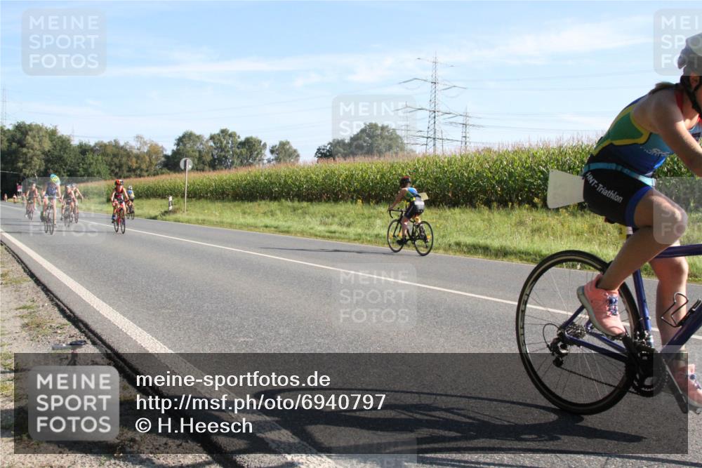 01.09.2024 - 17. Tribühne Triathlon H.Heesch http://msf.ph/oto/6940797 01.09.2024 09:38:59 Radfahren 67, 71, 83, 84, 90, 99, 106, 119, 130, 132 meine-sportfotos.de