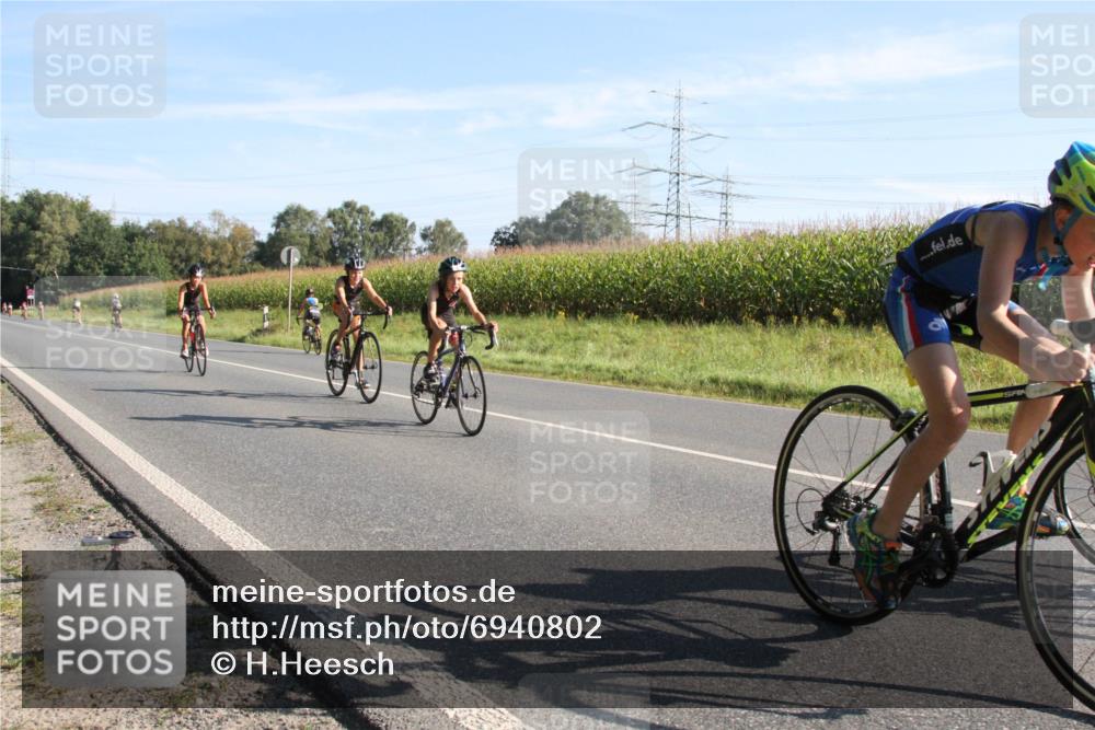 01.09.2024 - 17. Tribühne Triathlon H.Heesch http://msf.ph/oto/6940802 01.09.2024 09:39:01 Radfahren 67, 71, 83, 84, 90, 99, 119, 130, 132 meine-sportfotos.de