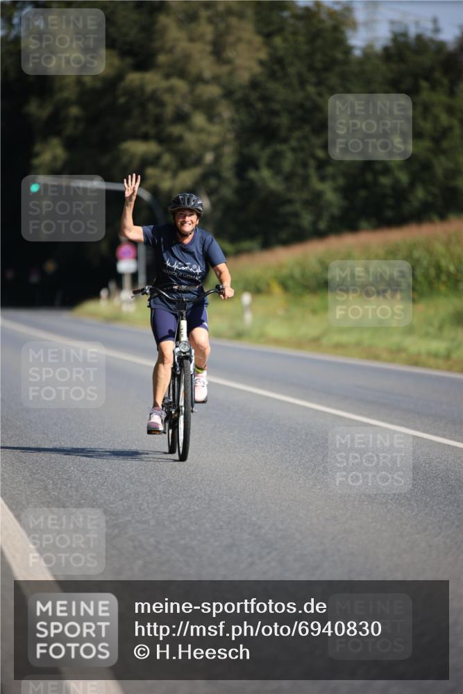 01.09.2024 - 17. Tribühne Triathlon H.Heesch http://msf.ph/oto/6940830 01.09.2024 10:42:08 Radfahren 217, 254, 266, 1067 meine-sportfotos.de