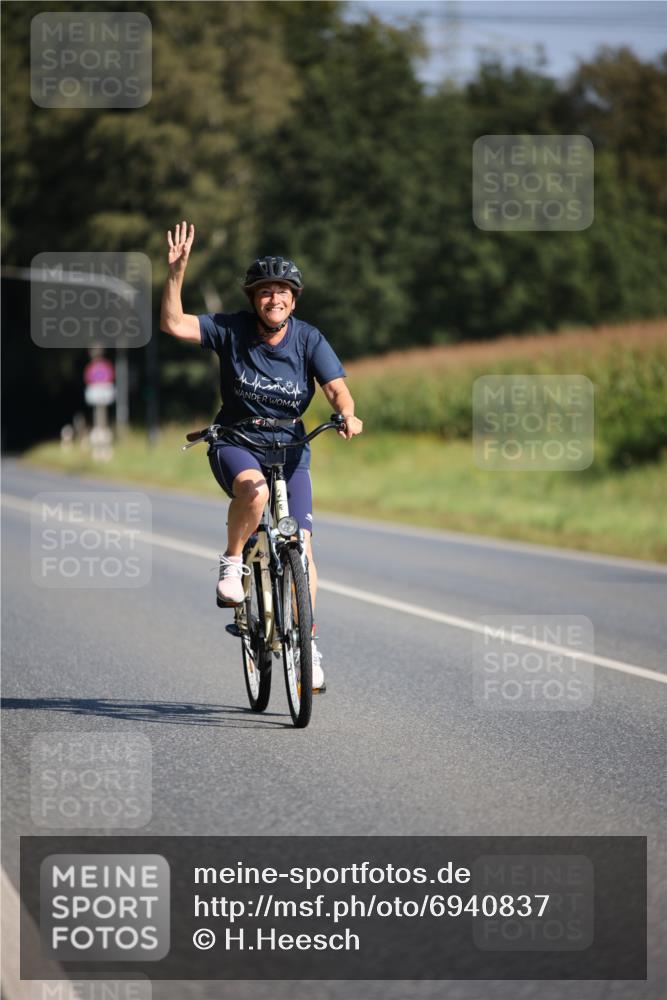 01.09.2024 - 17. Tribühne Triathlon H.Heesch http://msf.ph/oto/6940837 01.09.2024 10:42:09 Radfahren 217, 254, 266, 1067 meine-sportfotos.de