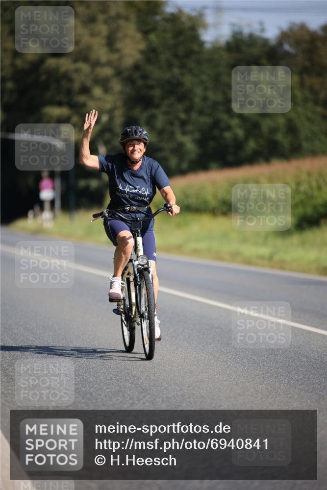 01.09.2024 - 17. Tribühne Triathlon H.Heesch http://msf.ph/oto/6940841 01.09.2024 10:42:09 Radfahren 217, 254, 266, 1067 meine-sportfotos.de