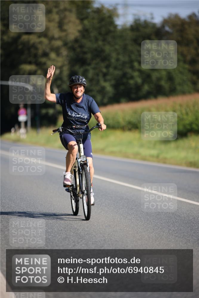 01.09.2024 - 17. Tribühne Triathlon H.Heesch http://msf.ph/oto/6940845 01.09.2024 10:42:09 Radfahren 217, 254, 266, 1067 meine-sportfotos.de