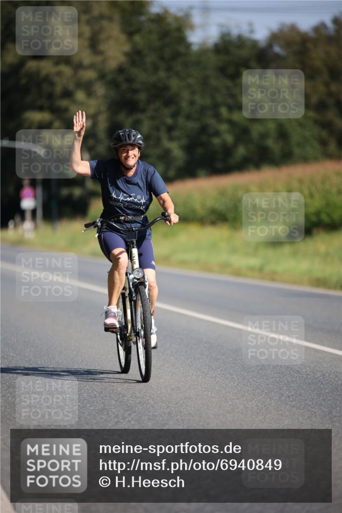 01.09.2024 - 17. Tribühne Triathlon H.Heesch http://msf.ph/oto/6940849 01.09.2024 10:42:09 Radfahren 217, 254, 266, 1067 meine-sportfotos.de