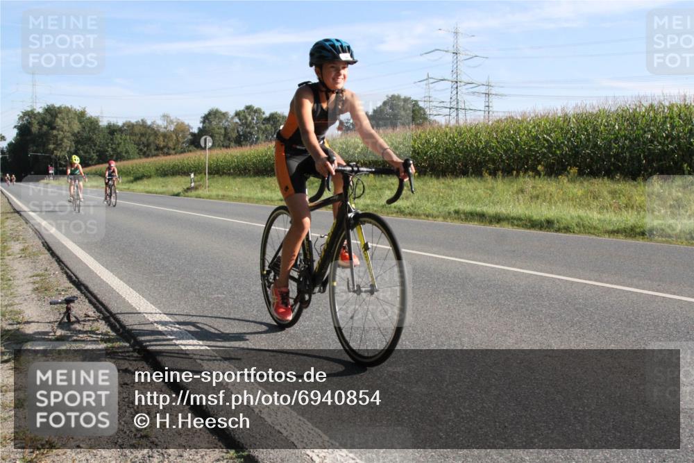 01.09.2024 - 17. Tribühne Triathlon H.Heesch http://msf.ph/oto/6940854 01.09.2024 09:40:50 Radfahren 58, 75, 78, 83, 84, 86, 92, 99, 100, 104, 124 meine-sportfotos.de