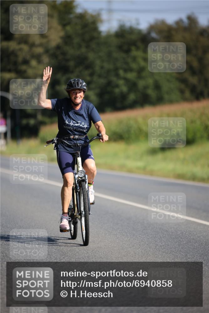 01.09.2024 - 17. Tribühne Triathlon H.Heesch http://msf.ph/oto/6940858 01.09.2024 10:42:09 Radfahren 217, 254, 266, 1067 meine-sportfotos.de