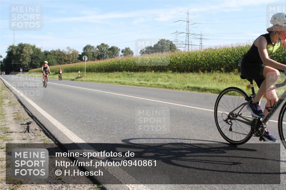 01.09.2024 - 17. Tribühne Triathlon H.Heesch http://msf.ph/oto/6940861 01.09.2024 09:41:01 Radfahren 113, 121, 128 meine-sportfotos.de