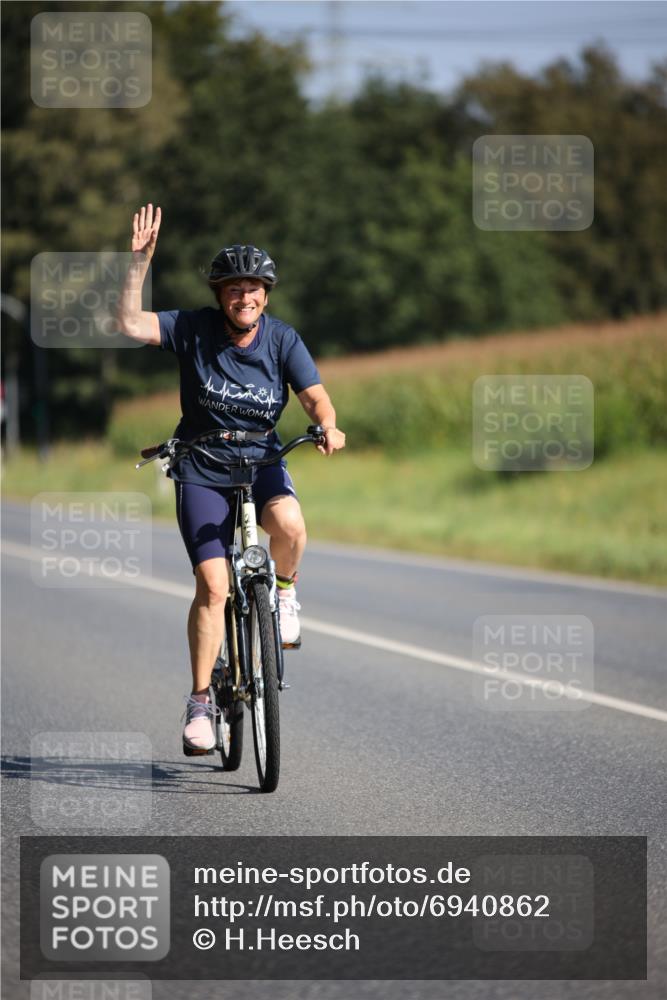 01.09.2024 - 17. Tribühne Triathlon H.Heesch http://msf.ph/oto/6940862 01.09.2024 10:42:09 Radfahren 217, 254, 266, 1067 meine-sportfotos.de