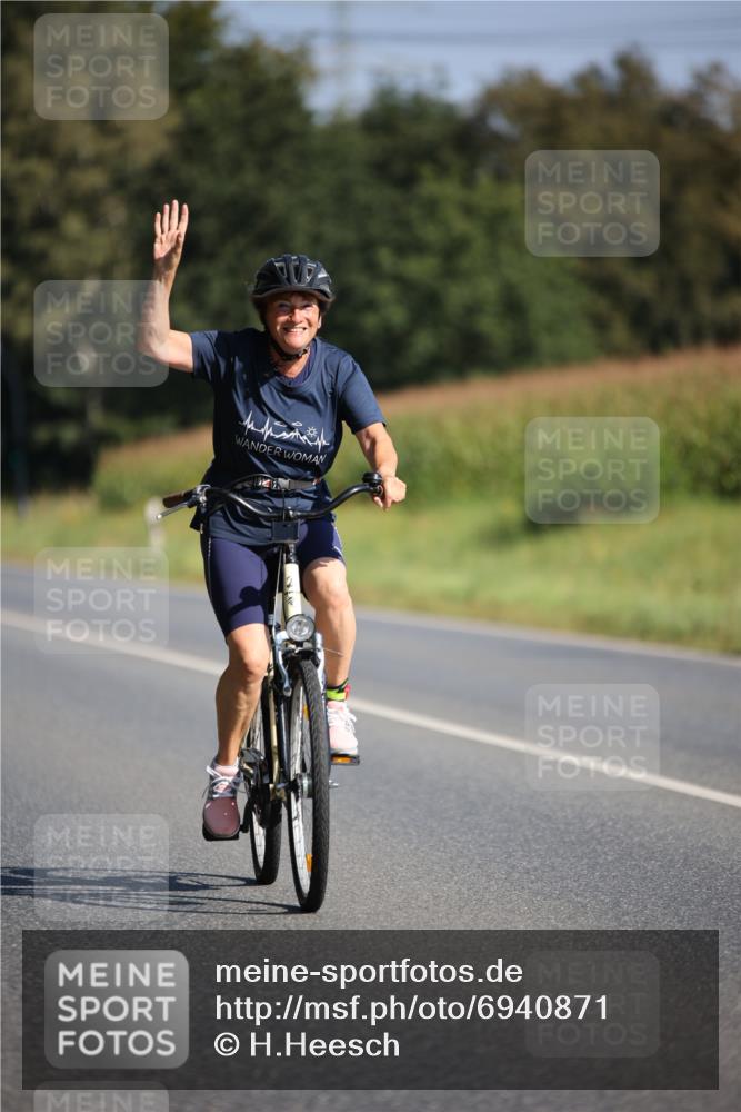 01.09.2024 - 17. Tribühne Triathlon H.Heesch http://msf.ph/oto/6940871 01.09.2024 10:42:09 Radfahren 217, 254, 266, 1067 meine-sportfotos.de