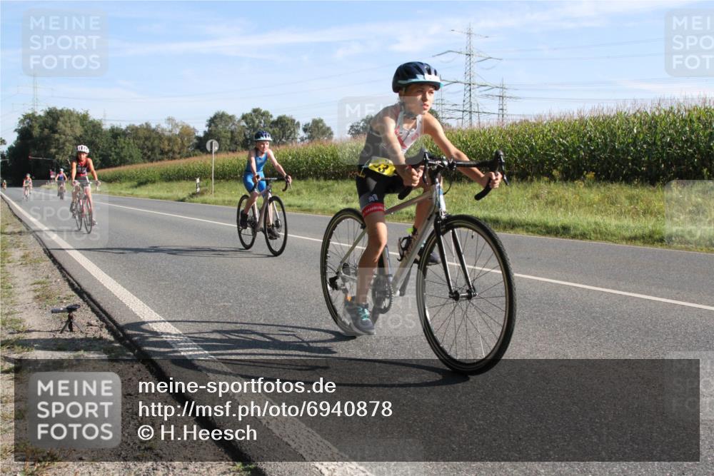 01.09.2024 - 17. Tribühne Triathlon H.Heesch http://msf.ph/oto/6940878 01.09.2024 09:41:30 Radfahren 63, 80, 81, 87, 110, 112, 123 meine-sportfotos.de