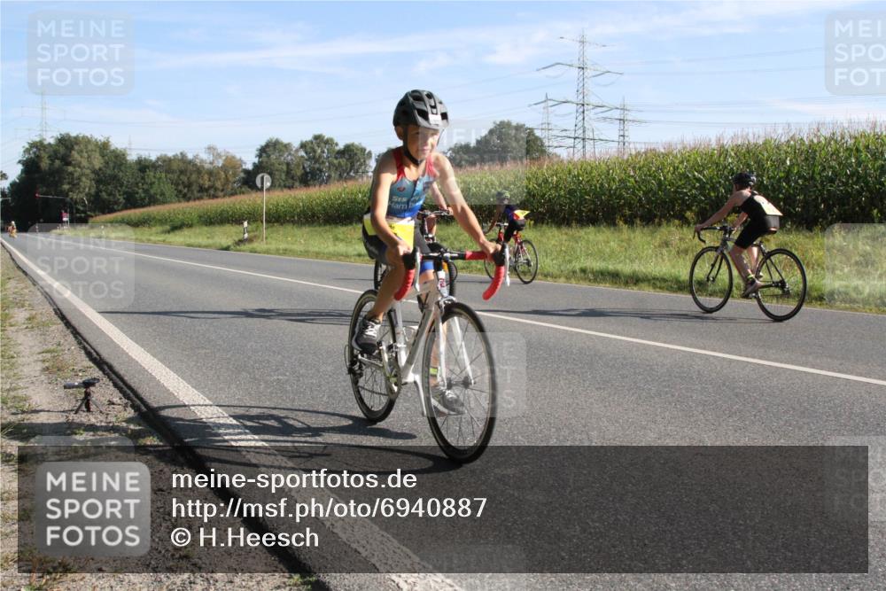 01.09.2024 - 17. Tribühne Triathlon H.Heesch http://msf.ph/oto/6940887 01.09.2024 09:41:34 Radfahren 63, 80, 81, 87, 110, 112, 123 meine-sportfotos.de