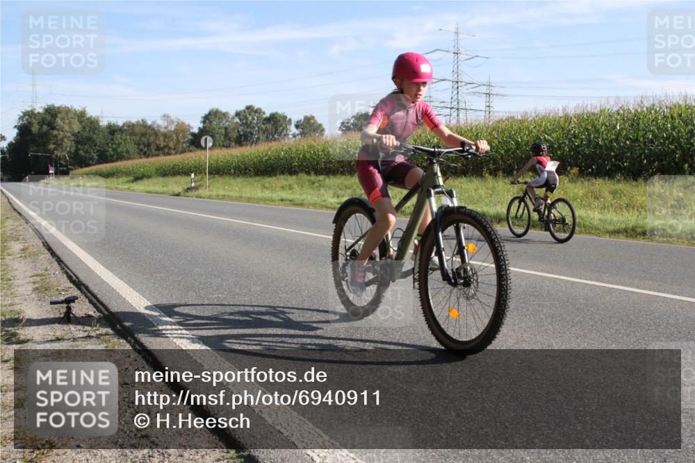 01.09.2024 - 17. Tribühne Triathlon H.Heesch http://msf.ph/oto/6940911 01.09.2024 09:42:58 Radfahren 74, 75, 121 meine-sportfotos.de
