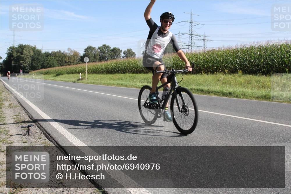 01.09.2024 - 17. Tribühne Triathlon H.Heesch http://msf.ph/oto/6940976 01.09.2024 10:28:39 Radfahren 153 meine-sportfotos.de