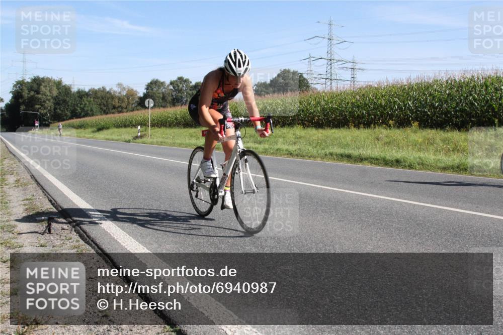 01.09.2024 - 17. Tribühne Triathlon H.Heesch http://msf.ph/oto/6940987 01.09.2024 10:28:54 Radfahren 285, 1065 meine-sportfotos.de