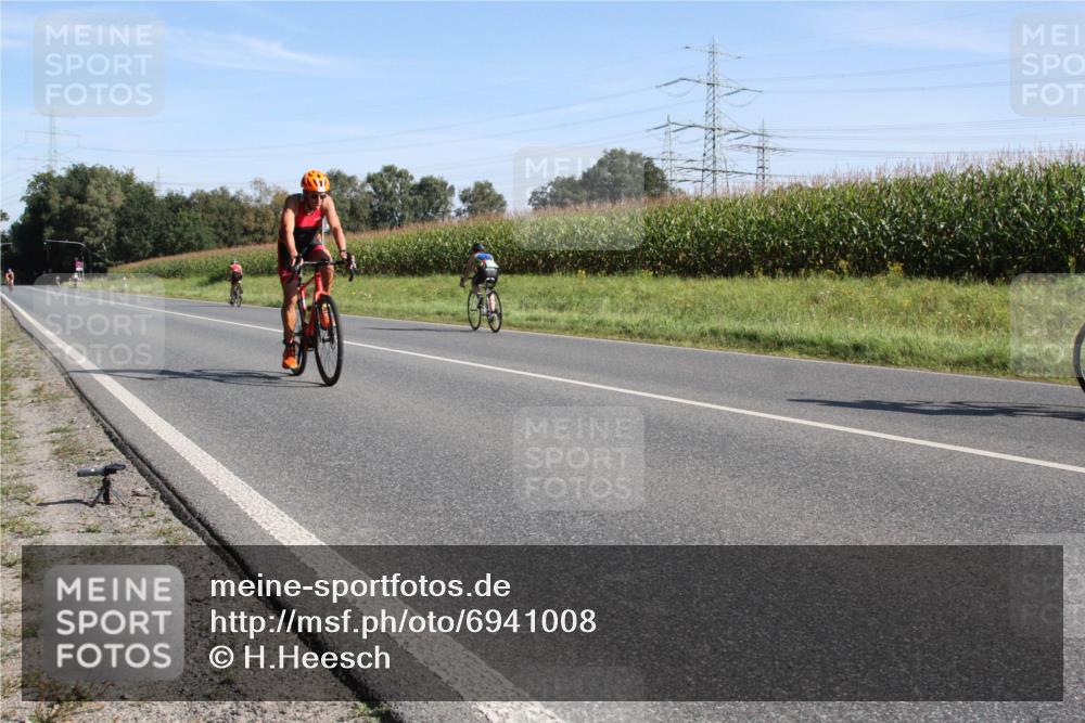 01.09.2024 - 17. Tribühne Triathlon H.Heesch http://msf.ph/oto/6941008 01.09.2024 10:30:04 Radfahren 181, 265, 277, 296, 1070 meine-sportfotos.de