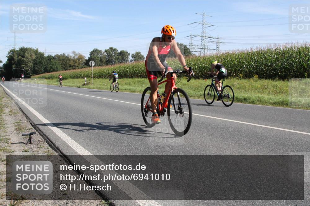 01.09.2024 - 17. Tribühne Triathlon H.Heesch http://msf.ph/oto/6941010 01.09.2024 10:30:05 Radfahren 265, 277, 296, 1070 meine-sportfotos.de