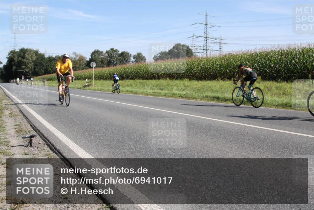 01.09.2024 - 17. Tribühne Triathlon H.Heesch http://msf.ph/oto/6941017 01.09.2024 10:31:00 Radfahren 272, 293, 297, 1071 meine-sportfotos.de