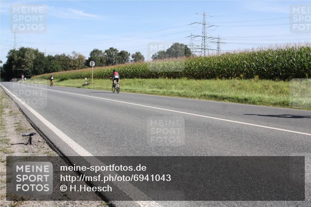 01.09.2024 - 17. Tribühne Triathlon H.Heesch http://msf.ph/oto/6941043 01.09.2024 10:31:46 Radfahren 232, 242, 259, 303, 304, 1062 meine-sportfotos.de