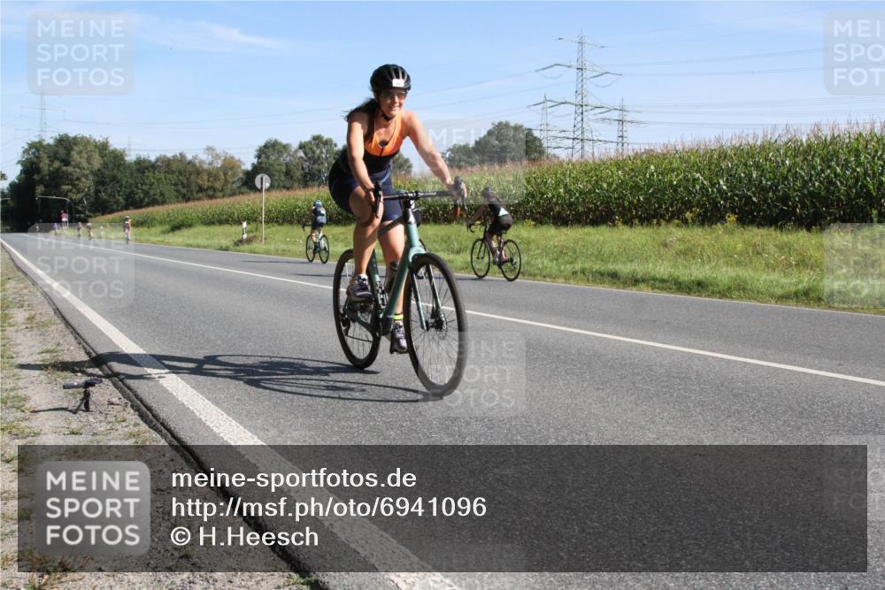 01.09.2024 - 17. Tribühne Triathlon H.Heesch http://msf.ph/oto/6941096 01.09.2024 10:32:53 Radfahren 149, 206, 209, 233, 280, 299 meine-sportfotos.de