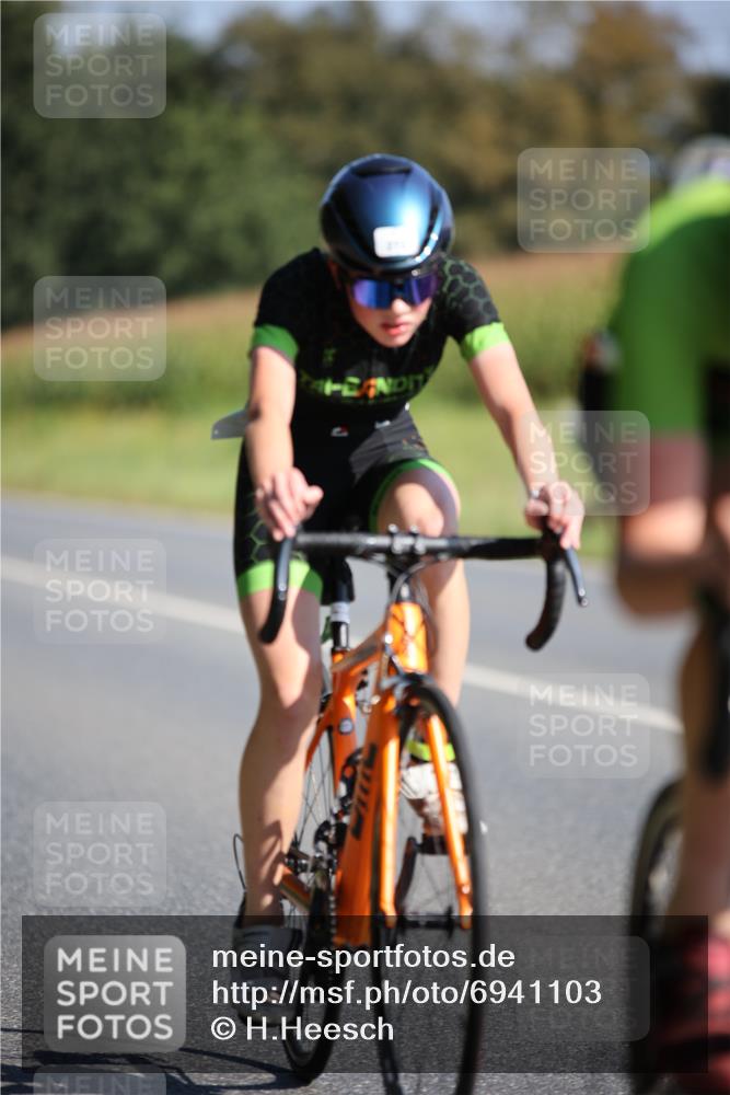 01.09.2024 - 17. Tribühne Triathlon H.Heesch http://msf.ph/oto/6941103 01.09.2024 10:42:49 Radfahren 246, 264, 273, 274 meine-sportfotos.de