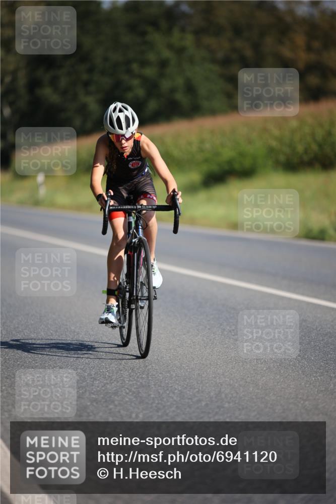 01.09.2024 - 17. Tribühne Triathlon H.Heesch http://msf.ph/oto/6941120 01.09.2024 10:42:50 Radfahren 246, 264, 273, 274 meine-sportfotos.de