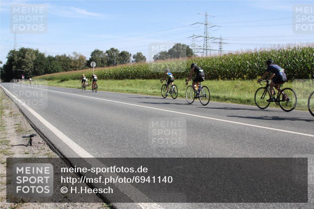 01.09.2024 - 17. Tribühne Triathlon H.Heesch http://msf.ph/oto/6941140 01.09.2024 10:33:27 Radfahren 171, 172, 173, 188, 225, 281, 298 meine-sportfotos.de
