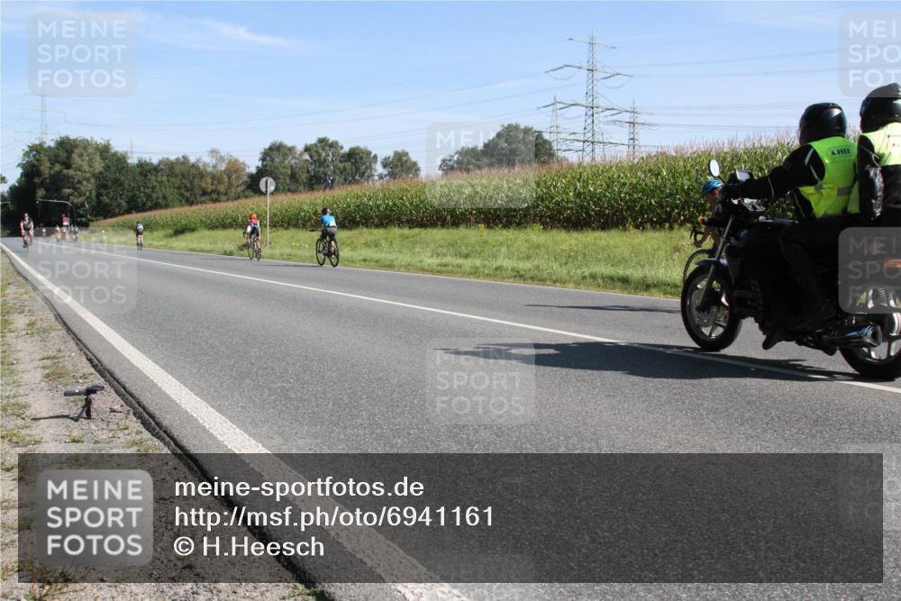 01.09.2024 - 17. Tribühne Triathlon H.Heesch http://msf.ph/oto/6941161 01.09.2024 10:33:39 Radfahren 108, 195, 197, 212, 216, 218, 239, 279, 283, 730 meine-sportfotos.de