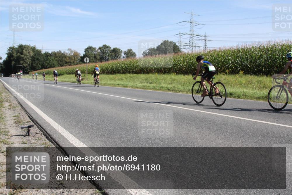 01.09.2024 - 17. Tribühne Triathlon H.Heesch http://msf.ph/oto/6941180 01.09.2024 10:33:45 Radfahren 108, 189, 195, 197, 212, 226, 279, 283, 730 meine-sportfotos.de