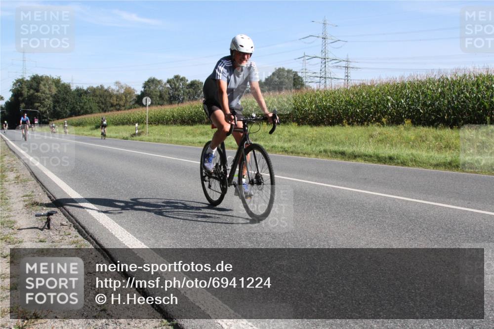 01.09.2024 - 17. Tribühne Triathlon H.Heesch http://msf.ph/oto/6941224 01.09.2024 10:34:18 Radfahren 141, 158 meine-sportfotos.de