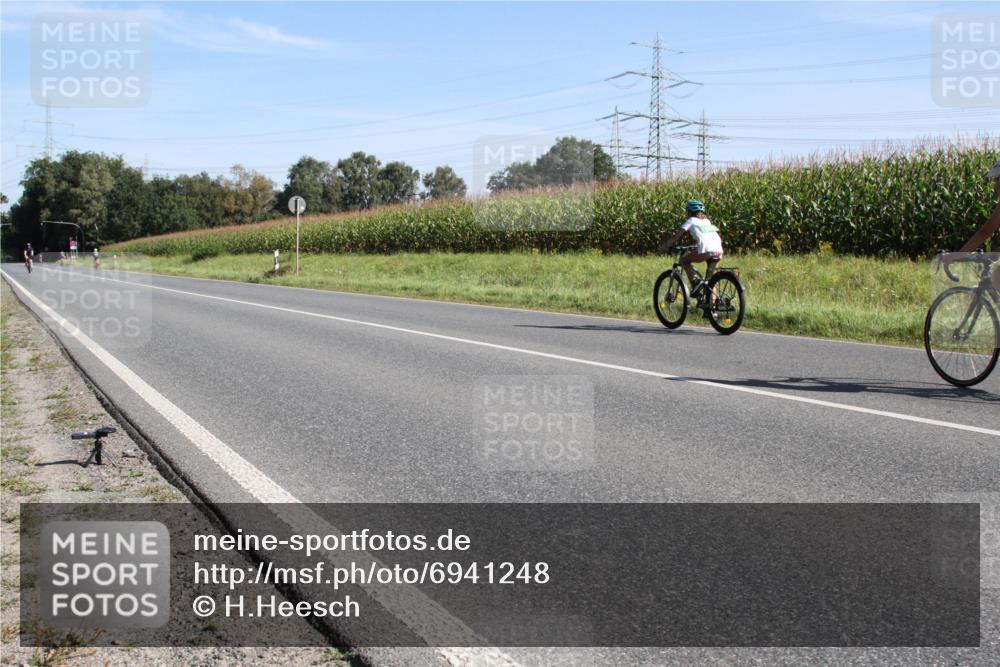 01.09.2024 - 17. Tribühne Triathlon H.Heesch http://msf.ph/oto/6941248 01.09.2024 10:34:41 Radfahren 193, 196 meine-sportfotos.de