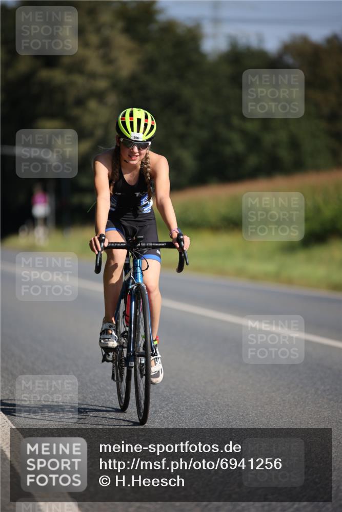 01.09.2024 - 17. Tribühne Triathlon H.Heesch http://msf.ph/oto/6941256 01.09.2024 10:43:29 Radfahren 296 meine-sportfotos.de