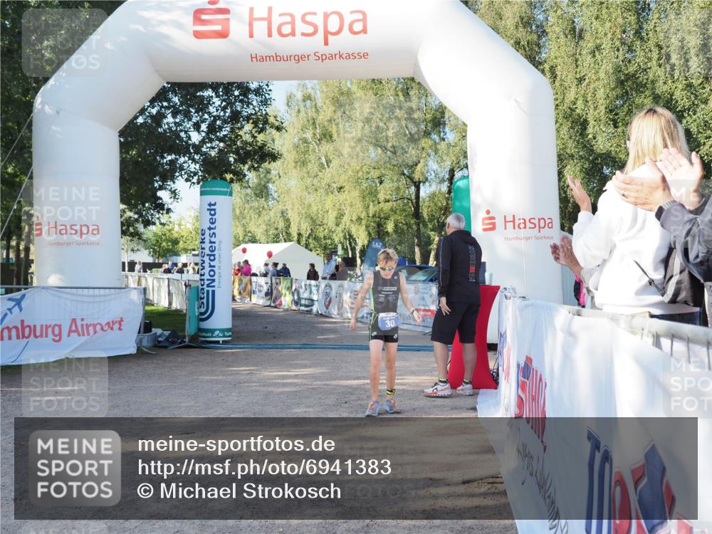 01.09.2024 - 17. Tribühne Triathlon Michael Strokosch http://msf.ph/oto/6941383 01.09.2024 09:12:30 Ziel 30 meine-sportfotos.de